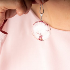 Naszyjnik z dmuchawcem i wrzoścem oprawionym w srebro.