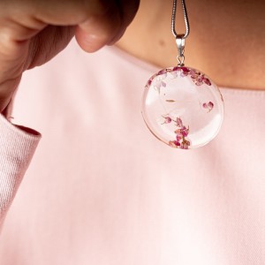 Naszyjnik z dmuchawcem i wrzoścem oprawionym w srebro.