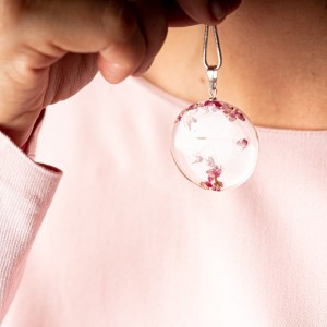 Naszyjnik z dmuchawcem i wrzoścem oprawionym w srebro.