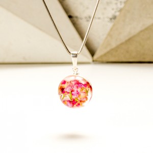 Naszyjnik kwiaty wrzośca w żywicy.