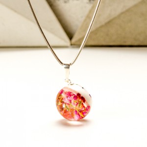 Naszyjnik kwiaty wrzośca w żywicy.