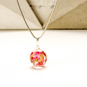 Naszyjnik kwiaty wrzośca w żywicy.