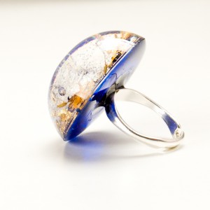 Srebrny pierścionek z błękitnym oczkiem.3