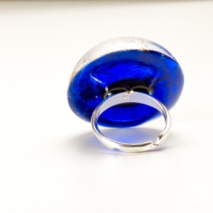 Srebrny pierścionek z błękitnym oczkiem.4