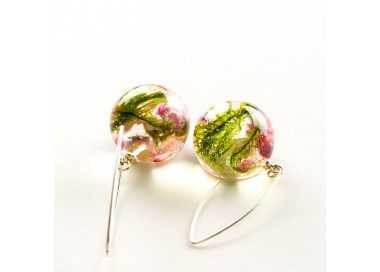 Kolczyki srebrne długie z roślinami.