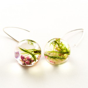 Kolczyki srebrne długie z roślinami.