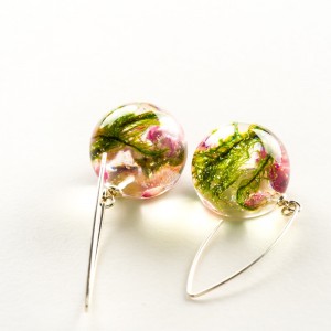 Kolczyki srebrne długie z roślinami.