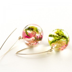 Kolczyki srebrne długie z roślinami.