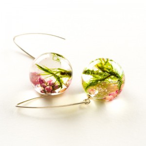 Kolczyki srebrne długie z roślinami.