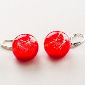 Biżuteria z charakterem, czerwone kolczyki.