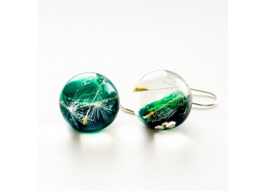 Kolczyki w kolorze zielonym.