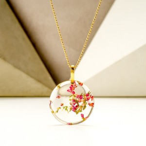 Naszyjnik damski pozłacany z prawdziwymi różowymi kwiatami wrzosu zatopionymi w żywicy – biżuteria dla przyjaciółek 3