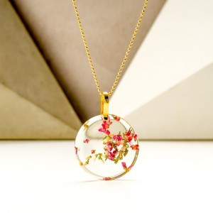 Naszyjnik damski pozłacany z prawdziwymi różowymi kwiatami wrzosu zatopionymi w żywicy – biżuteria dla przyjaciółek 7