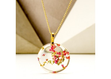 Naszyjnik damski pozłacany z prawdziwymi różowymi kwiatami wrzosu zatopionymi w żywicy – biżuteria dla przyjaciółek