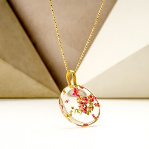 Naszyjnik damski pozłacany z prawdziwymi różowymi kwiatami wrzosu zatopionymi w żywicy – biżuteria dla przyjaciółek 8