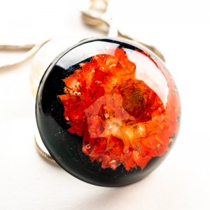 Biżuteria artystyczna z czerwonym kwiatem.1