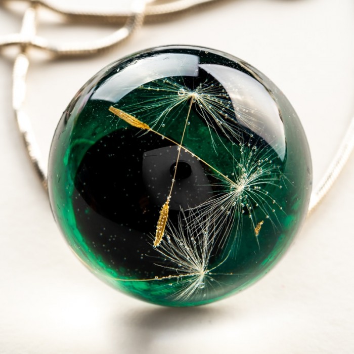 Naszyjnik żywica zielona z dmuchawcem.