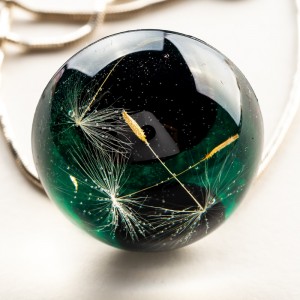 Naszyjnik żywica zielona z dmuchawcem.