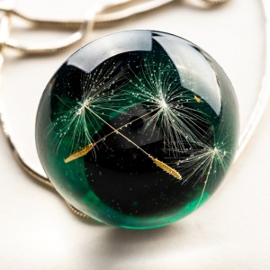 Naszyjnik żywica zielona z dmuchawcem.