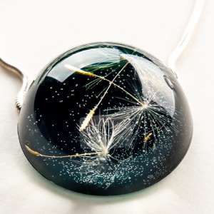 Naszyjnik żywica zielona z dmuchawcem.