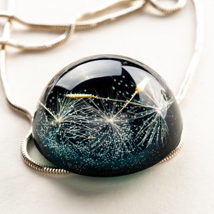 Naszyjnik żywica zielona z dmuchawcem.