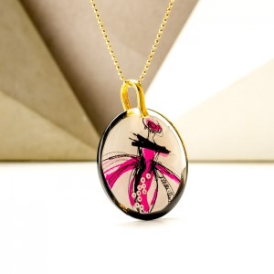 Zawieszki z grafiką namalowaną przez artystę.