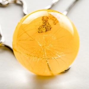 Naszyjnik żółty z dmuchawcem.