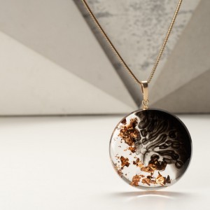 Naszyjnik elegancki z miedzianymi płatkami.