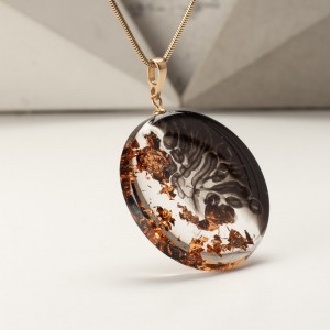 Naszyjnik elegancki z miedzianymi płatkami.