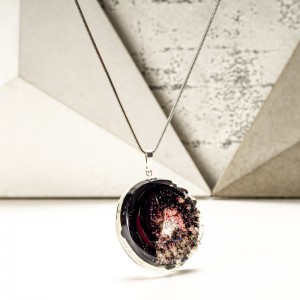 Srebrna biżuteria artystyczna.