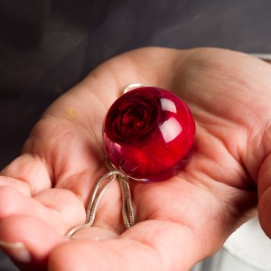 Naszyjnik z żywicy na walentynki z prawdziwą czerwoną różą 1