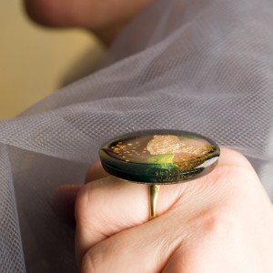 Pierścionek artystyczny z elegancką zielenią i złotem