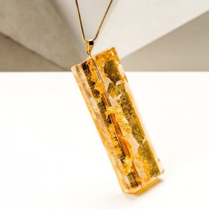 Biżuteria artystyczna ręcznie malowana - naszyjnik z dużą złotą zawieszką na pozłacanym łańcuszku