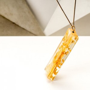 Biżuteria artystyczna ręcznie malowana - naszyjnik z dużą złotą zawieszką na pozłacanym łańcuszku