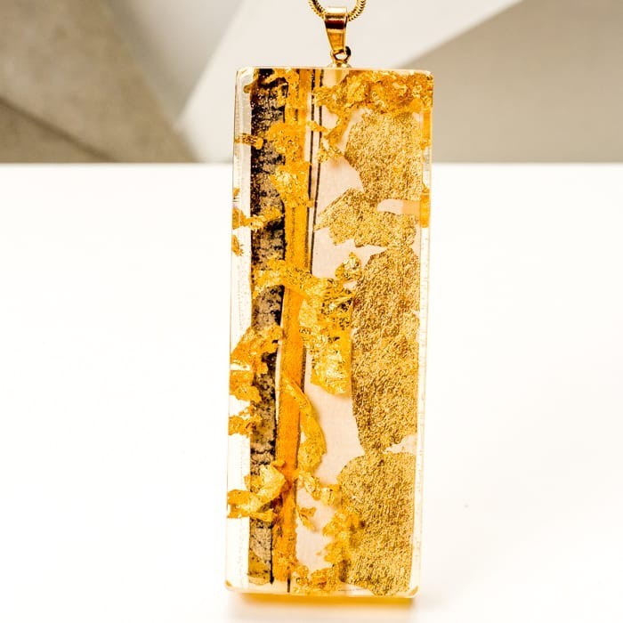Biżuteria artystyczna ręcznie malowana - naszyjnik z dużą złotą zawieszką na pozłacanym łańcuszku