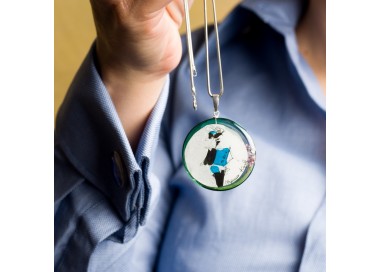 Srebrny naszyjnik do niebieskiej koszuli lub niebieskiej sukienki profesjonalne stylizacje do pracy1