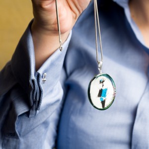 Srebrny naszyjnik do niebieskiej koszuli