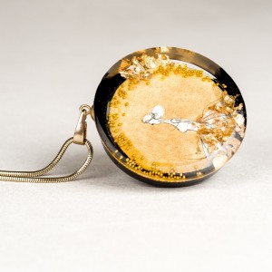 Naszyjnik do czarnej sukienki z grafiką.