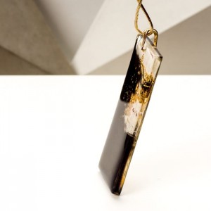 Biżuteria artystyczna - naszyjnik damski z dużą złoto-różowo-czarną zawieszką na złotym łańcuszku 8