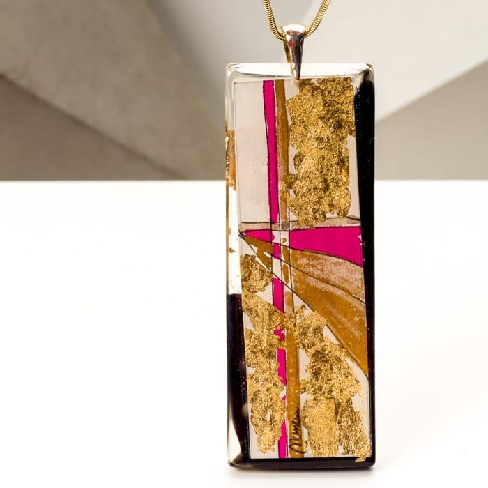 Biżuteria artystyczna - naszyjnik damski z dużą złoto-różowo-czarną zawieszką na złotym łańcuszku