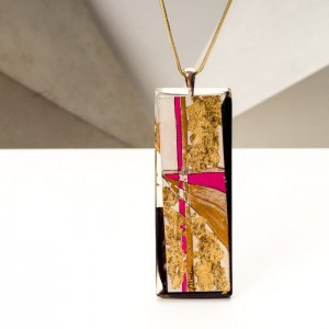 Biżuteria artystyczna - naszyjnik damski z dużą złoto-różowo-czarną zawieszką na złotym łańcuszku