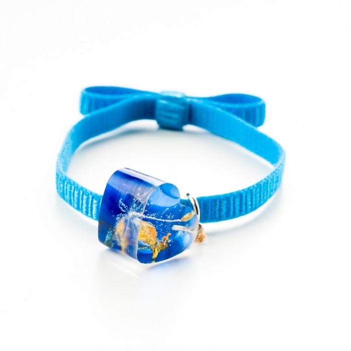 Niebieska bransoletka na gumce z serduszkiem.