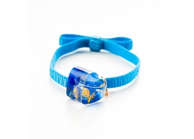 Niebieska bransoletka na gumce z serduszkiem.