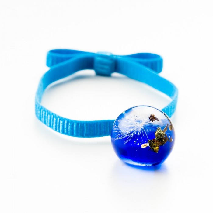 Niebieska bransoletka na gumce z kokardą.