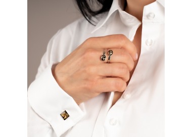 Srebrny pierścionek, owalne oczko z płatkami złota.