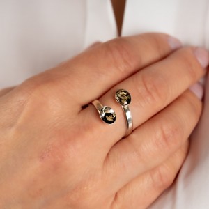 Srebrny pierścionek, owalne oczko z płatkami złota.