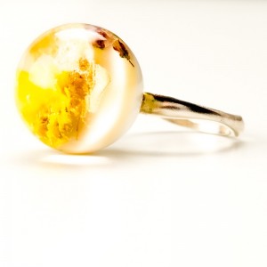 Pierścionek z suszonymi żółtymi kwiatami.