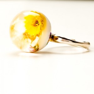 Pierścionek z suszonymi żółtymi kwiatami.