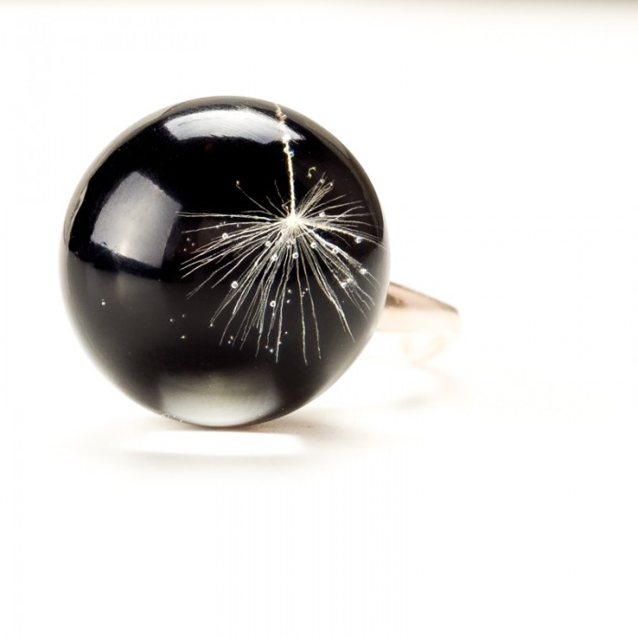 Srebrny pierścionek z czarnym oczkiem.