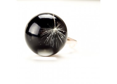 Srebrny pierścionek z czarnym oczkiem.